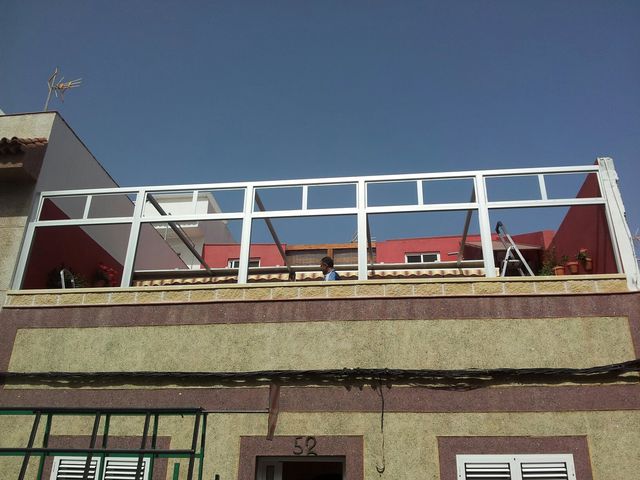 Fronte de vivienda con la extructura completa ya colocada antes de acristalar y colocar hojas correderas.