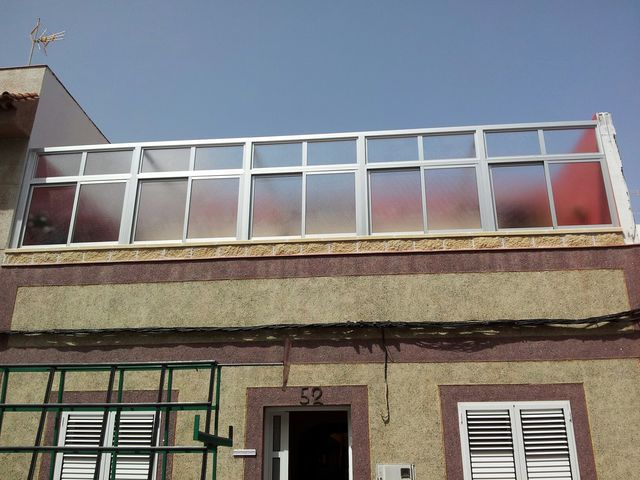 Fronte de vivienda con la extructura completa y cristales y hojas correderas.